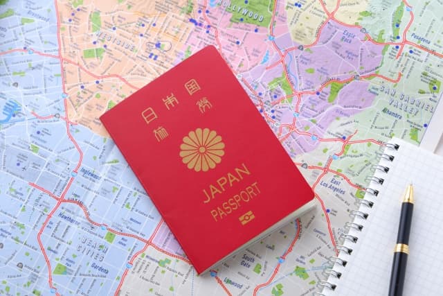 日本のパスポートと地図